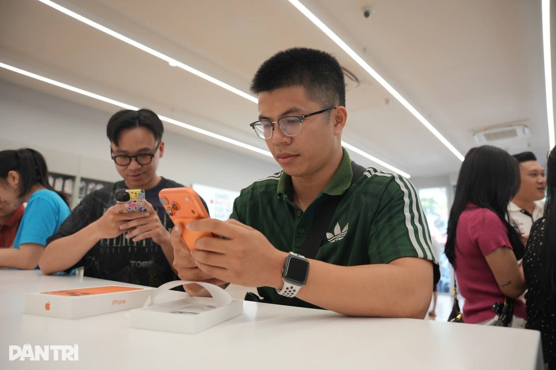 Người dùng mua iPhone 17 Pro Max tặng mẹ trong ngày đầu iPhone 17 lên kệ - 8 Người dùng mua iPhone 17 Pro Max tặng mẹ trong ngày đầu iPhone 17 lên kệ - 8