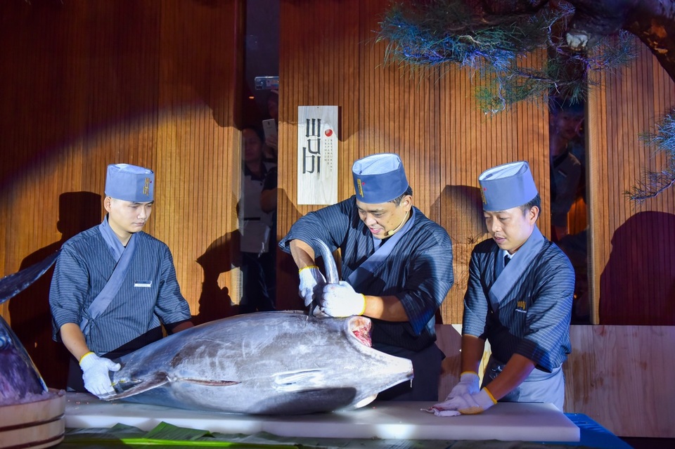 Mãn nhãn khi xem mổ cá ngừ vây xanh đại dương đến từ Nhật Bản trên 100kg - 3 Mãn nhãn khi xem mổ cá ngừ vây xanh đại dương đến từ Nhật Bản trên 100kg - 3