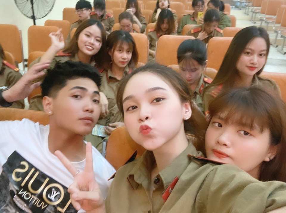 Hot girl ĐH Thủ Đô mặt mộc xinh đẹp bất chấp nắng hè và tập luyện mệt mỏi - 5 Hot girl ĐH Thủ Đô mặt mộc xinh đẹp bất chấp nắng hè và tập luyện mệt mỏi - 5