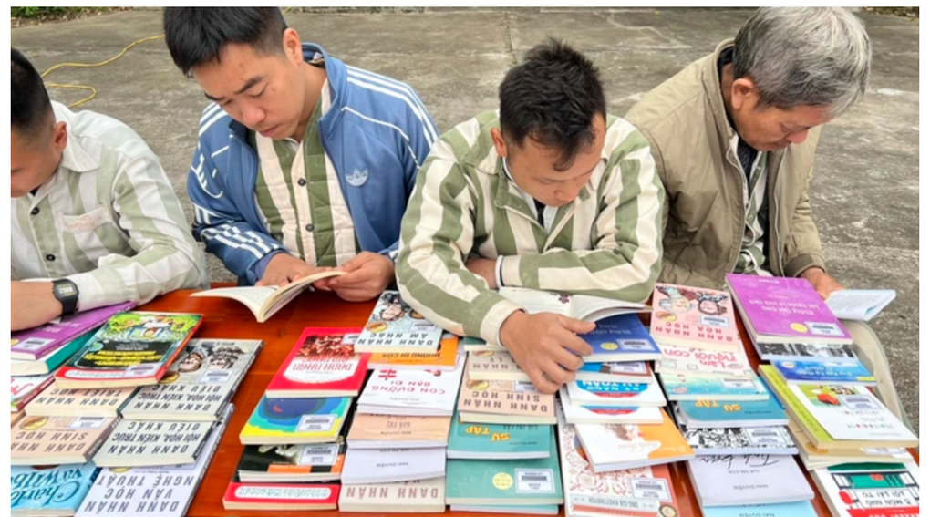 Thư viện Lào Cai đưa 500 loại sách báo mới phục vụ trại tạm giam - 2 Thư viện Lào Cai đưa 500 loại sách báo mới phục vụ trại tạm giam - 2
