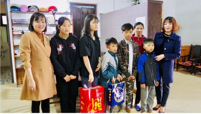 Hội LHPN TP. Việt Trì phối hợp với Câu lạc bộ nữ doanh nhân Thành phố và phường Dữu Lâu thăm và tặng quà cho các gia đình làng trẻ SOS Việt Trì nhân dịp tết Nguyên đán Tân Sửu năm 2021. Ảnh HLHPN VT