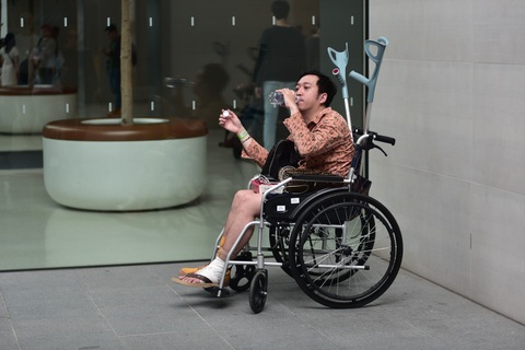 "Fan ruột" của Apple ngồi xe lăn vẫn đi ngàn km đến Singapore "săn" iPhone 11