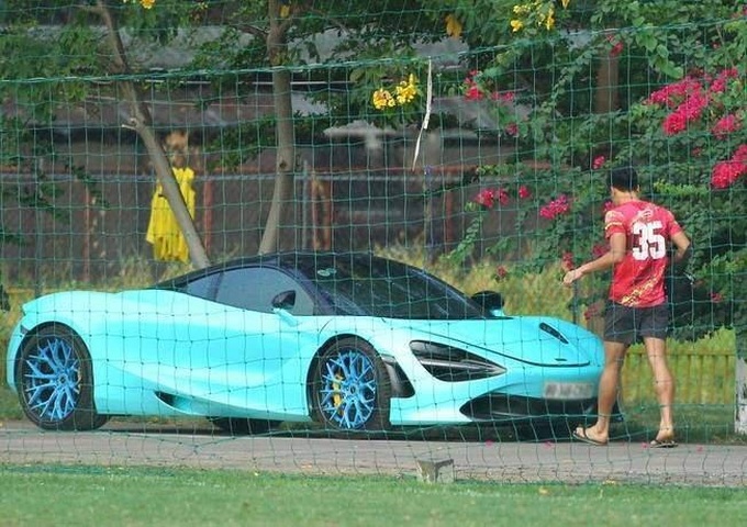 Thủ môn Bùi Tiến Dũng khiến người hâm mộ lác mắt với siêu xe 25 tỷ đồng - Ảnh 1. Thủ môn Bùi Tiến Dũng khiến người hâm mộ lác mắt với siêu xe 25 tỷ đồng - Ảnh 1.