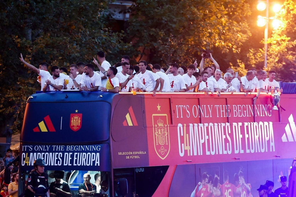 유로 2024 우승 후 상금에 휩싸인 스페인 - 2 Tây Ban Nha bơi trong tiền sau khi vô địch Euro 2024 - 2