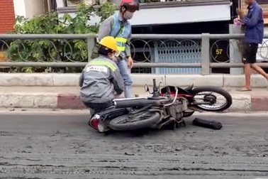 Bùn đổ tràn trên cầu, nhiều xe máy trượt ngã