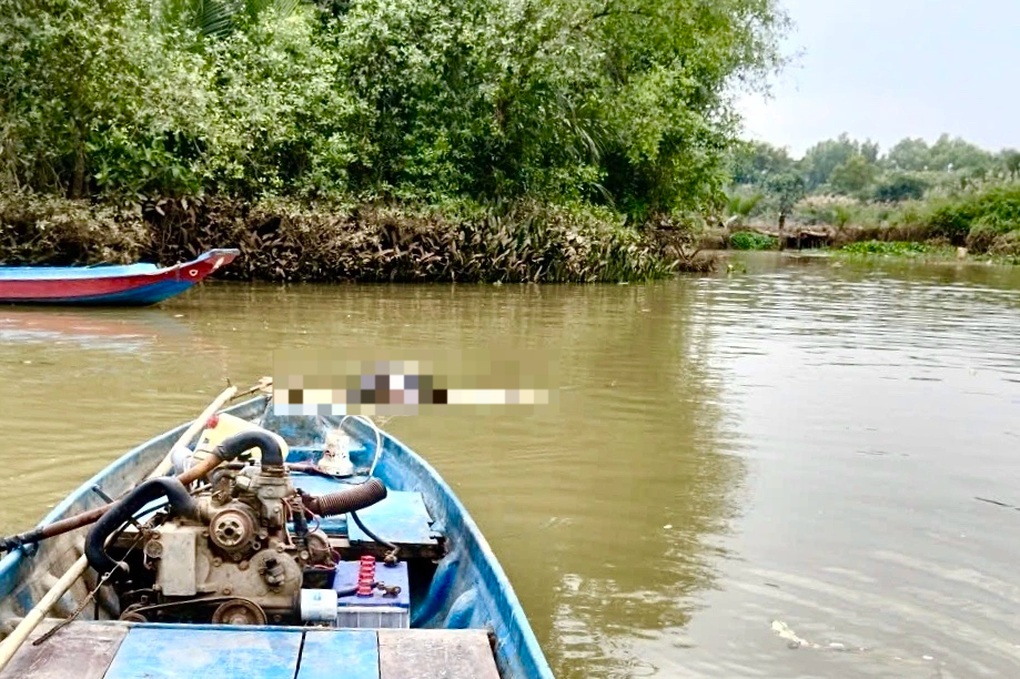 Thi thể bé gái 14 tuổi nổi trên sông ở TPHCM - 1 Thi thể bé gái 14 tuổi nổi trên sông ở TPHCM - 1