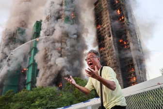 Chuyện về người đàn ông tuyệt vọng đứng trước đám cháy chung cư Hong Kong