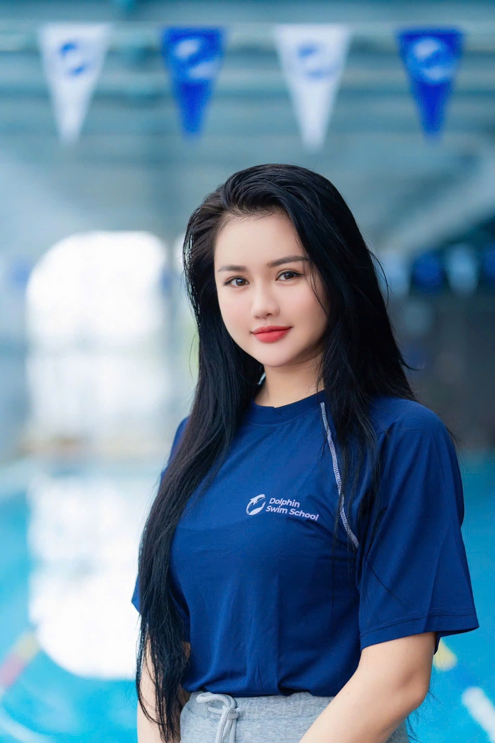 رياضية جميلة تُعلّم مهارات السباحة في بطولة Aqua Warriors Quang Tri - 2 Nữ VĐV xinh đẹp hướng dẫn kỹ năng bơi biển ở giải Aqua Warriors Quảng Trị - 2