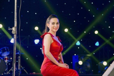 Đằng sau ánh hào quang của ca sĩ Phi Nhung