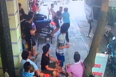 Nhóm côn đồ xông vào nhà nghỉ chém tới tấp chủ nhà