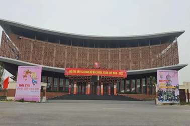 Hàng ghế gỗ Đồng Kỵ nhà hát Bắc Ninh bị chê tơi tả, nhóm kiến trúc nói gì?