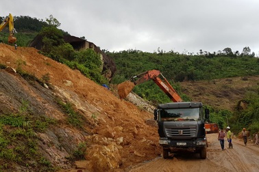 Đường Nha Trang - Đà Lạt lại bị sạt lở, tắc đường hơn một giờ