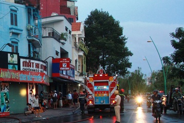 Giải cứu 3 người mắc kẹt trong căn nhà bốc cháy