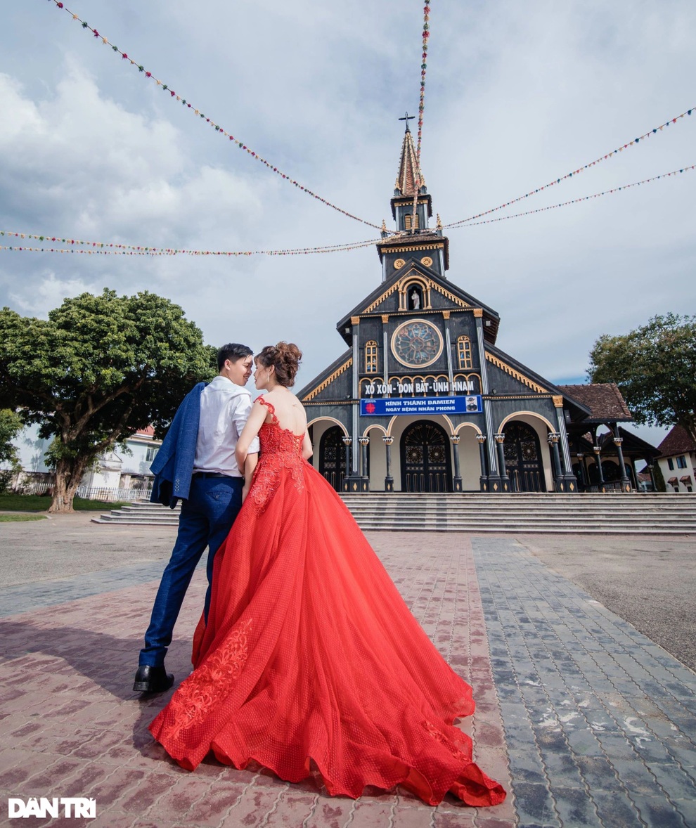 Cận cảnh ngôi nhà thờ gỗ hơn 100 năm tuổi giữa lòng thành phố Kon Tum - 8 Cận cảnh ngôi nhà thờ gỗ hơn 100 năm tuổi giữa lòng thành phố Kon Tum - 8