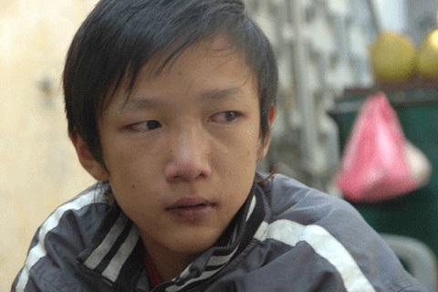 Em bé đánh giày chờ… chết trên hè phố