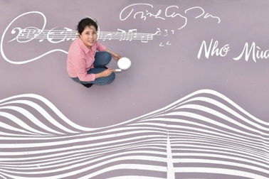Độc đáo tác phẩm "Nhớ mùa thu Hà Nội" trên phố đi bộ Trịnh Công Sơn