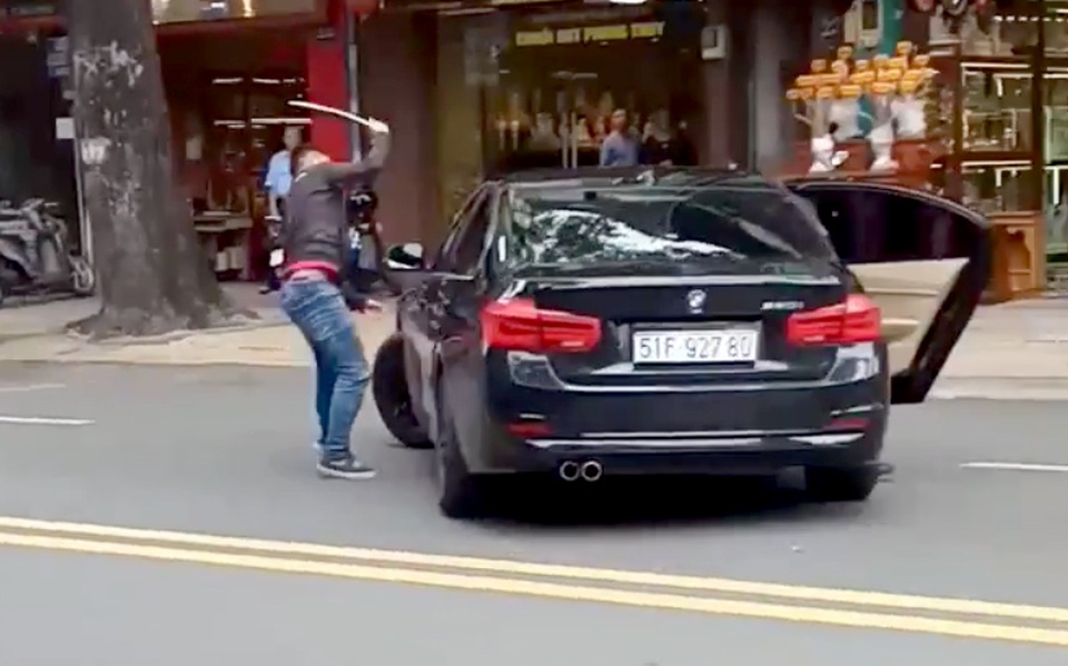 Diễn biến mới vụ thanh niên cầm gậy đập ô tô BMW ở Sài Gòn - 1 Diễn biến mới vụ thanh niên cầm gậy đập ô tô BMW ở Sài Gòn - 1