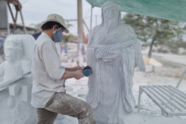 Nhọc nhằn nghề "thổi hồn" vào đá