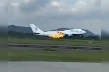Indonesia: Máy bay Boeing chở 468 người hạ cánh khẩn vì cháy động cơ