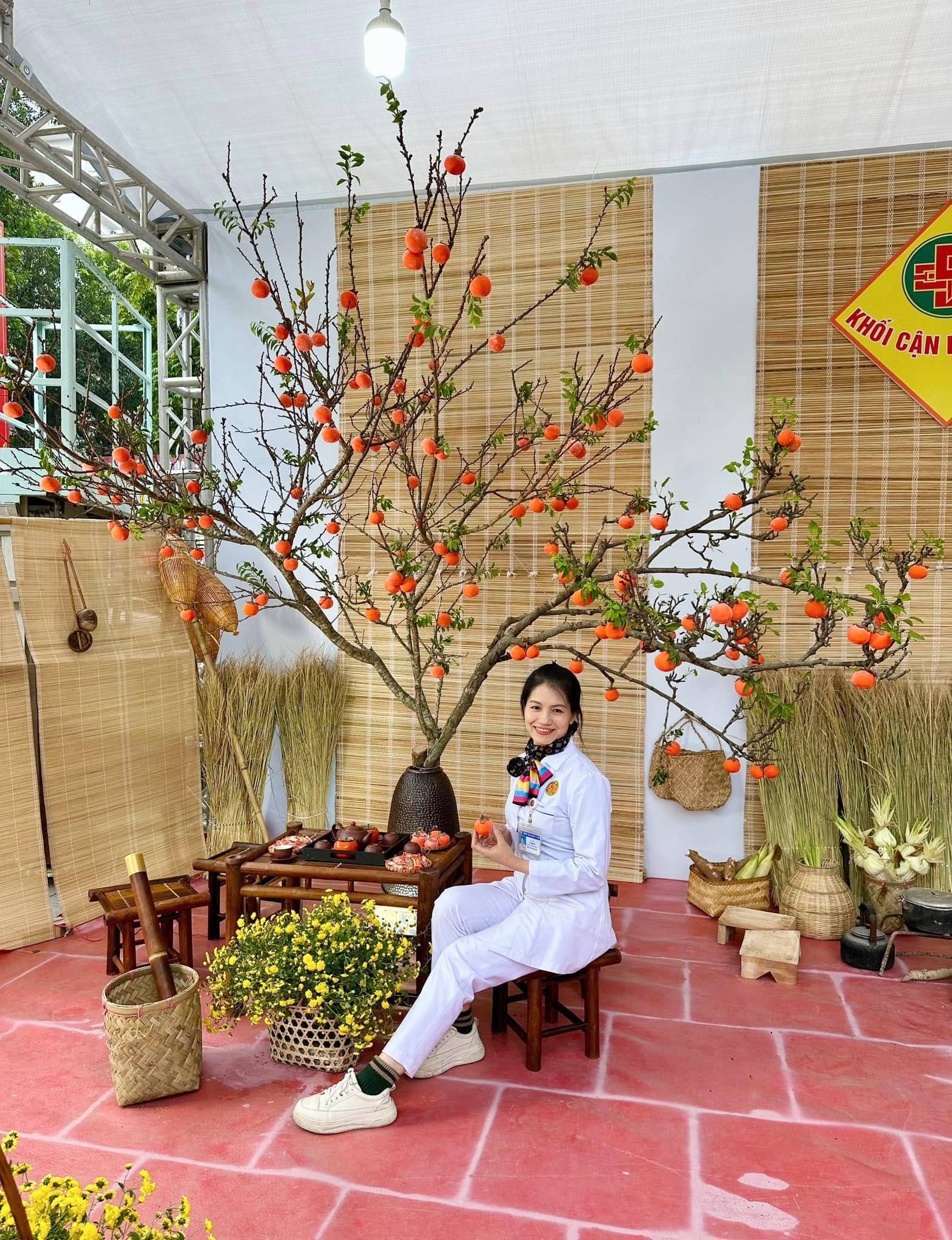Mẹ đảm ở Hà Nội gợi ý cách làm cành hồng trang trí Tết - 2 Mẹ đảm ở Hà Nội gợi ý cách làm cành hồng trang trí Tết - 2