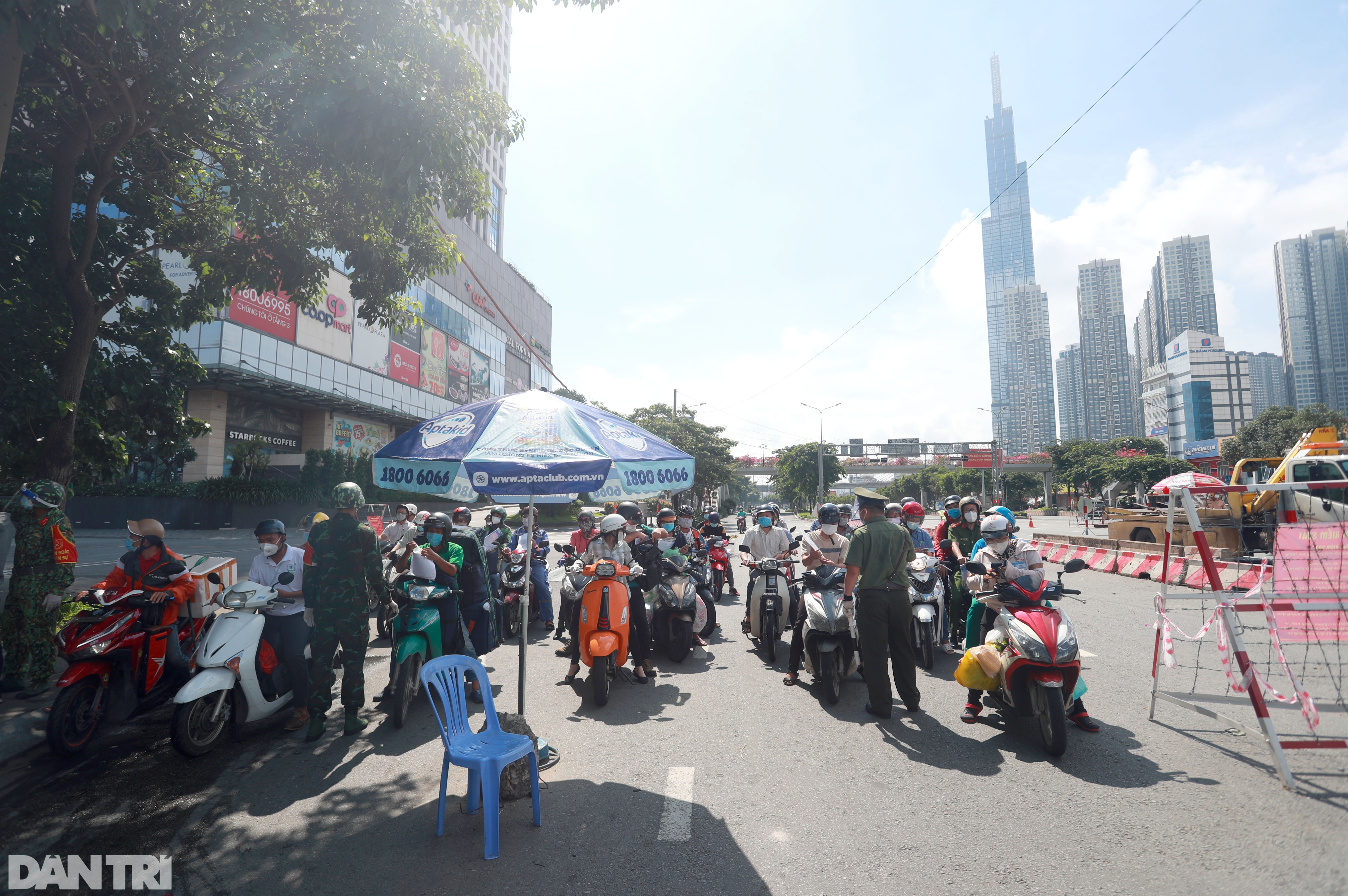 TPHCM sau gia hạn giãn cách: Chốt kiểm soát đông đúc, giao thông nhộn nhịp - 6 TPHCM sau gia hạn giãn cách: Chốt kiểm soát đông đúc, giao thông nhộn nhịp - 6