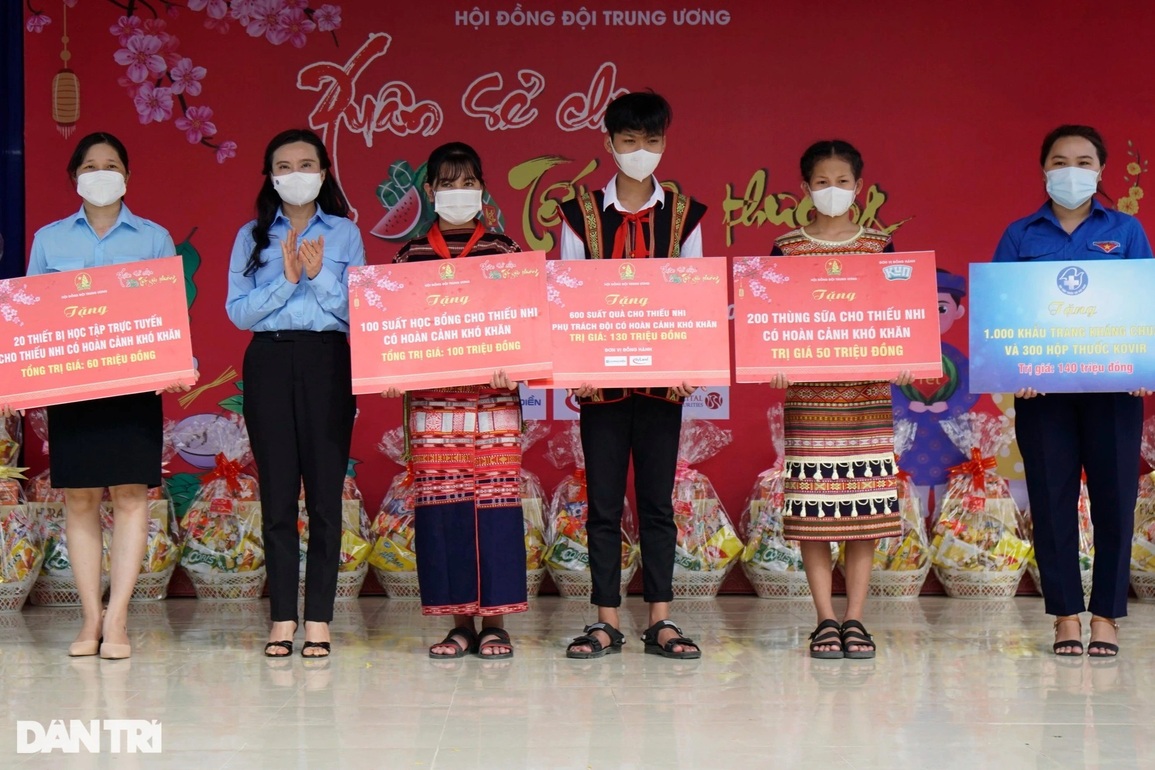 Tết sớm đến với học sinh đồng bào dân tộc thiểu số - 1 Tết sớm đến với học sinh đồng bào dân tộc thiểu số - 1