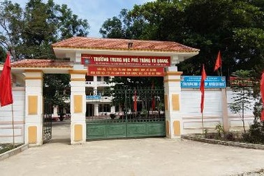 Một hiệu phó bị phát hiện làm học bạ giả cho người thân