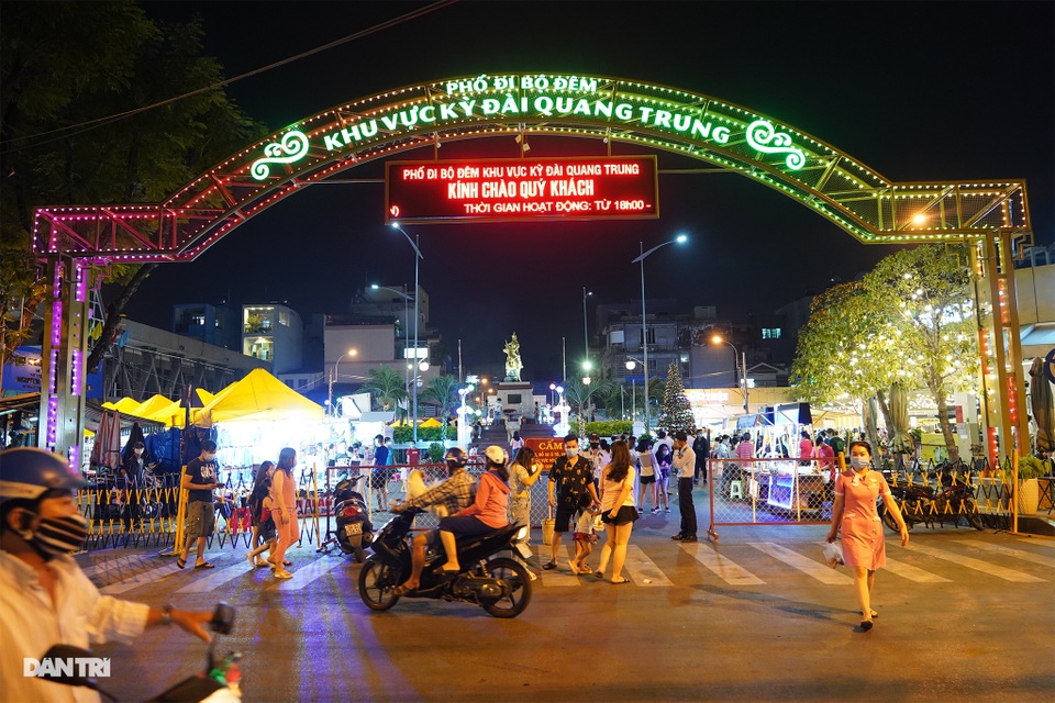 Đổ xô đến phố đi bộ thưởng thức mực khổng lồ to bằng thân người - 1 Đổ xô đến phố đi bộ thưởng thức mực khổng lồ to bằng thân người - 1