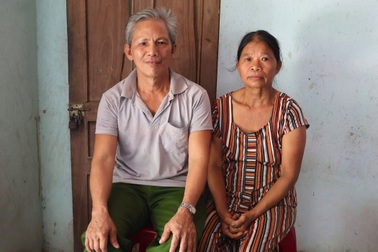 Mẹ nghèo mò cua, bắt ốc nuôi chồng và 2 con đều mắc bệnh tâm thần