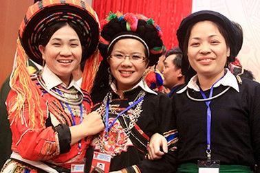 Những nữ thủ lĩnh Đoàn khoe sắc trong trang phục dân tộc