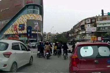 Lái xe kiểu "ăn cướp" giữa thủ đô