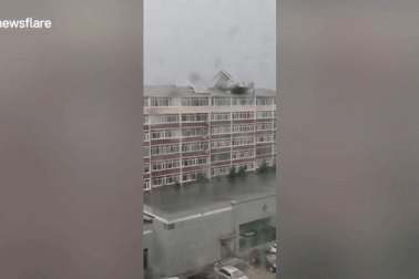 Khoảnh khắc cơn bão "xé toạc" phần mái của tòa nhà ở Trung Quốc