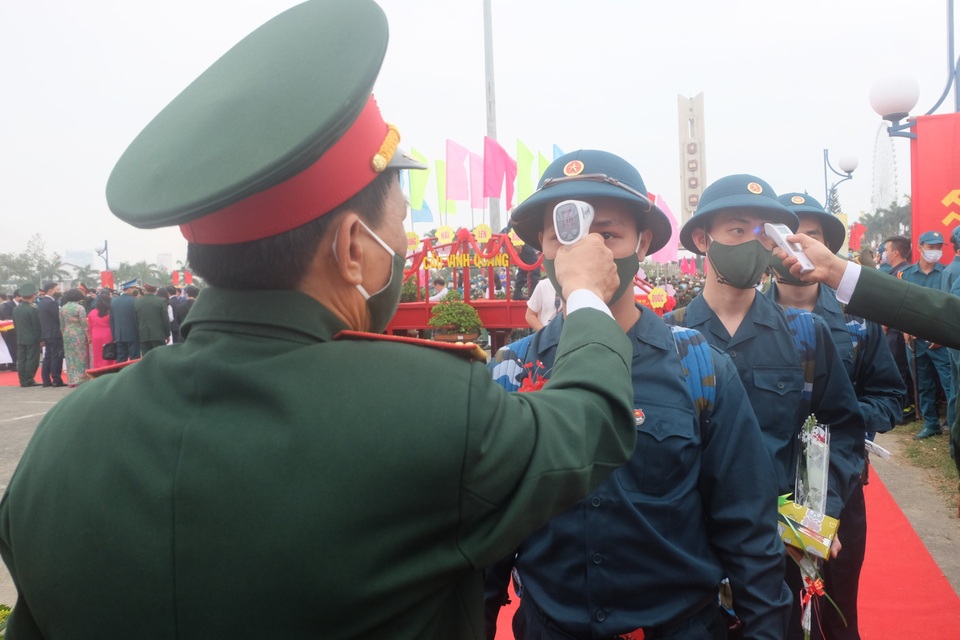 Hôm nay hàng nghìn thanh niên hăng hái lên đường nhập ngũ - 3 Hôm nay hàng nghìn thanh niên hăng hái lên đường nhập ngũ - 3