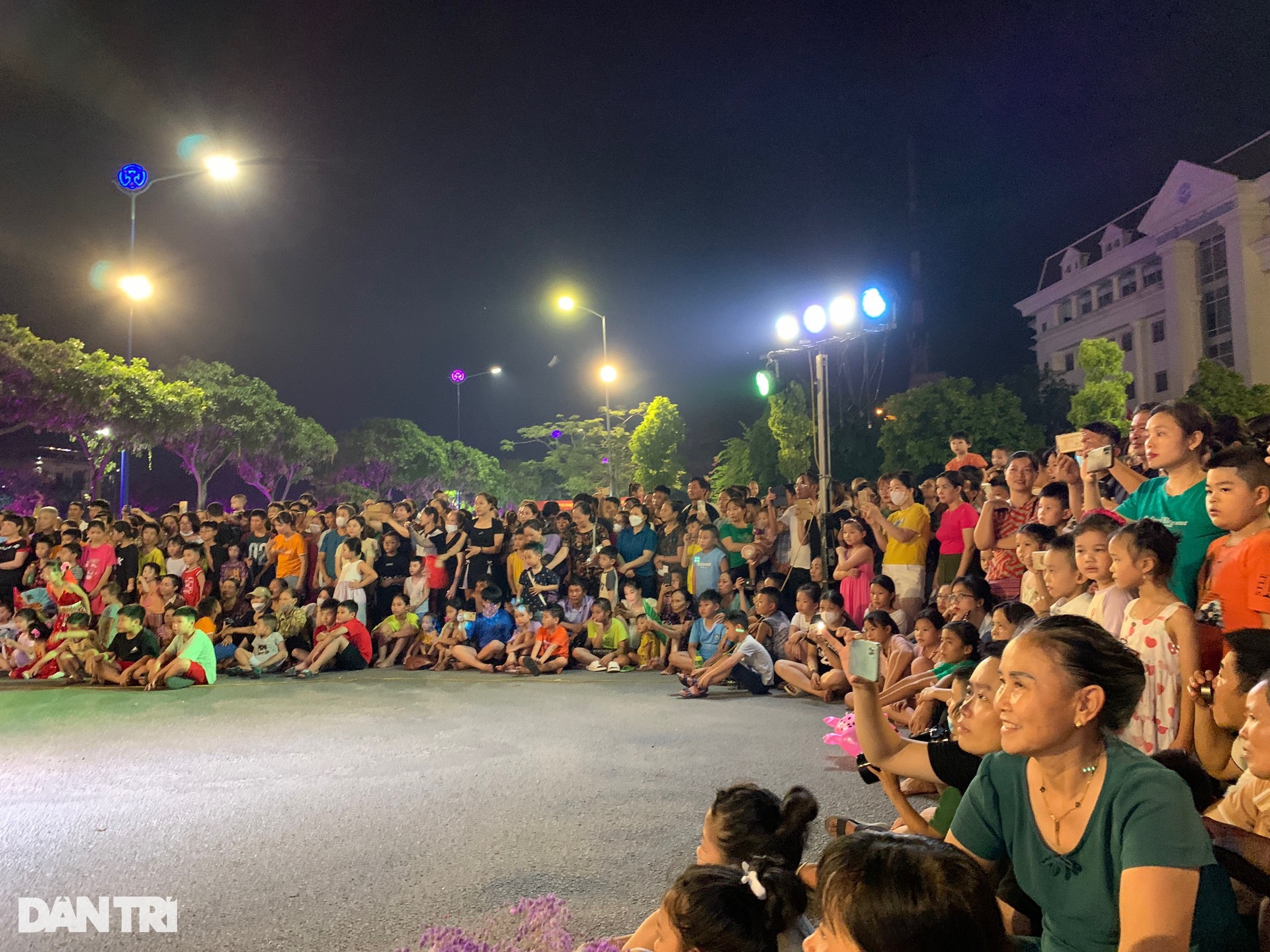 Hải Dương: Hơn 1 vạn khách đến phố đi bộ Bạch Đằng ngày Quốc khánh 2/9 - 11 Hải Dương: Hơn 1 vạn khách đến phố đi bộ Bạch Đằng ngày Quốc khánh 2/9 - 11