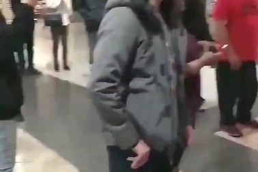 Chết cười hai cậu bé công kênh nhau đóng giả làm người lớn để mua vé xem phim 18+ tại Mỹ