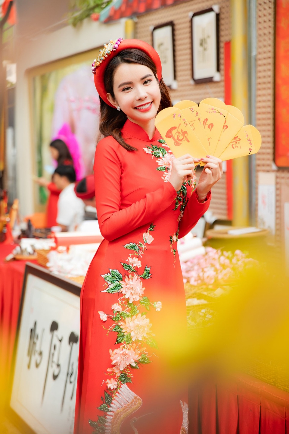 Hoa hậu Huỳnh Vy khoe sắc với áo dài - 7 Hoa hậu Huỳnh Vy khoe sắc với áo dài - 7