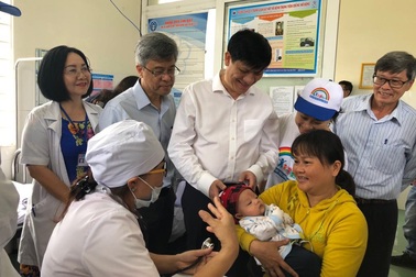 Chuẩn bị thực hiện tiêm vắc xin sởi cho trẻ dưới 9 tháng tuổi