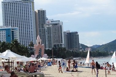 Cao ốc chắn kín bờ biển Nha Trang