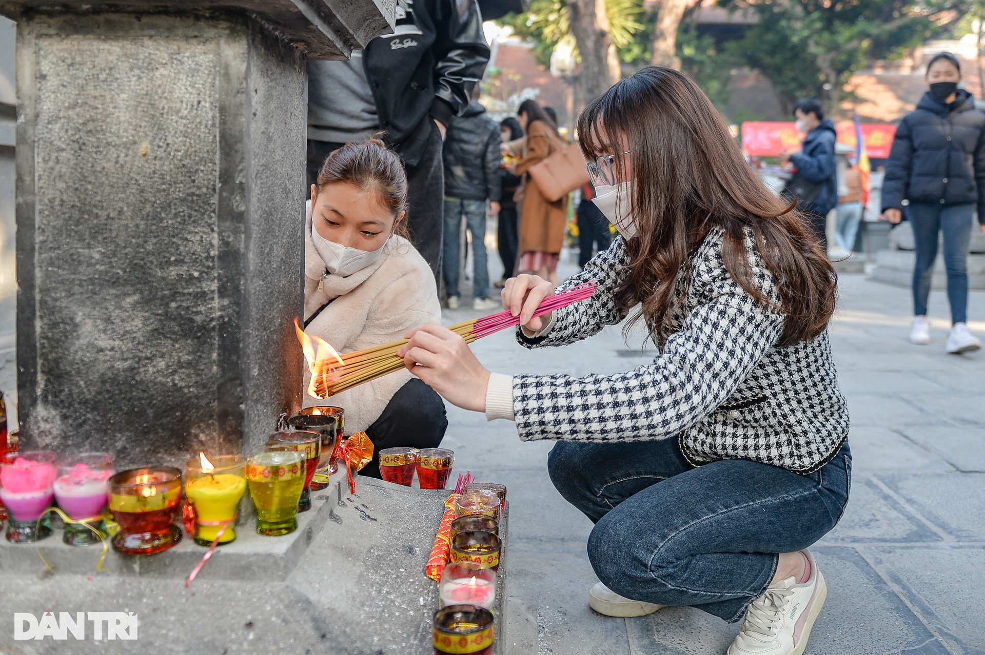 Nam thanh nữ tú tấp nập đi chùa Hà ở Hà Nội cầu duyên ngày đầu năm mới - 8 Nam thanh nữ tú tấp nập đi chùa Hà ở Hà Nội cầu duyên ngày đầu năm mới - 8