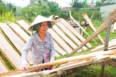 Làng bánh tráng đất Quảng “mướt mồ hôi” chạy đua cùng Tết