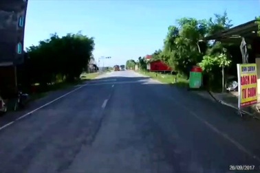 Hú hồn bị xe buýt hai tầng vượt lấn làn