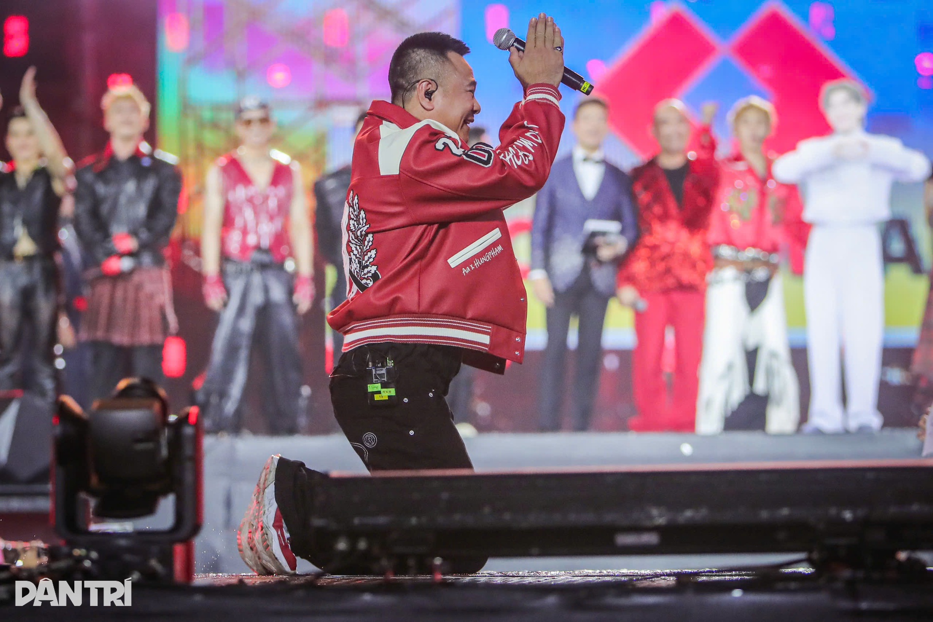 Concert Anh trai vượt ngàn chông gai: Tự Long quỳ gối cảm ơn khán giả - 8 Concert Anh trai vượt ngàn chông gai: Tự Long quỳ gối cảm ơn khán giả - 8