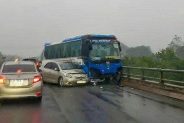 Tai nạn liên hoàn trên cao tốc Nội Bài - Lào Cai sáng mùng 3 Tết