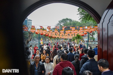 Đền chùa Hà Nội đông nghẹt, du khách mệt nhoài vì tắc đường