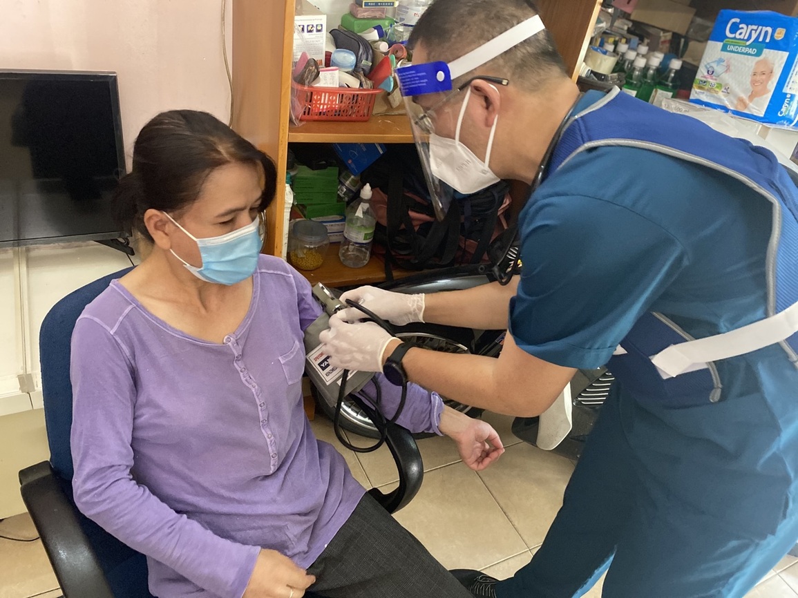 45 ngày dịch, 15 y bác sĩ TPHCM đến tận nhà ứng cứu gần 1.200 bệnh nhân - 2 45 ngày dịch, 15 y bác sĩ TPHCM đến tận nhà ứng cứu gần 1.200 bệnh nhân - 2