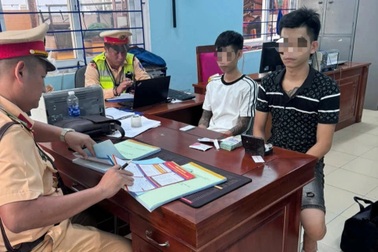 Hai đối tượng "phê" ma túy lạng lách ô tô chạy trốn CSGT