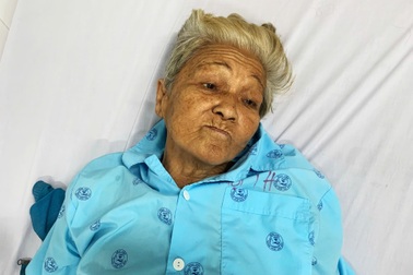 Bà lão bán bắp bệnh nặng một mình trong viện, cần người thân đến khẩn cấp