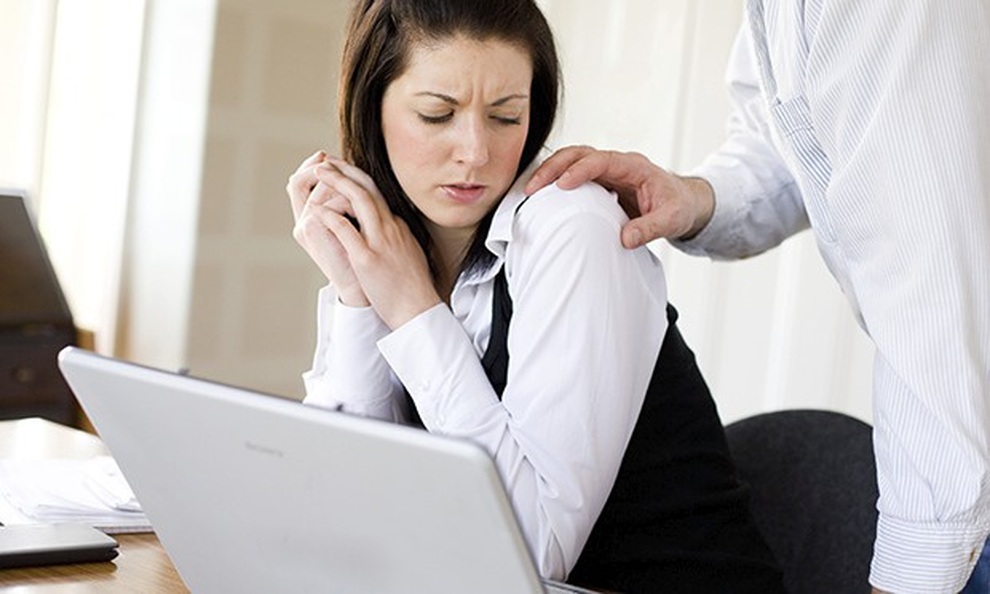 Quấy rối tình dục nơi công sở: Chỉ đùa thôi, làm gì mà căng? - 2 Quấy rối tình dục nơi công sở: Chỉ đùa thôi, làm gì mà căng? - 2