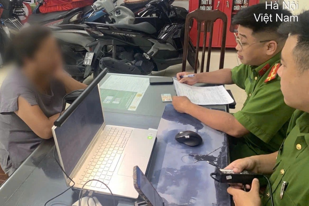 Xử lý người phụ nữ tự ý thu tiền trông ô tô tại nhà tang lễ TP Hà Nội - 1 Xử lý người phụ nữ tự ý thu tiền trông ô tô tại nhà tang lễ TP Hà Nội - 1
