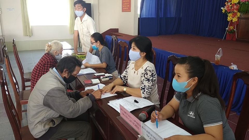 Cần Thơ: Đẩy nhanh việc trao tiền hỗ trợ người dân theo Nghị quyết 42/NQ-CP - 3 Cần Thơ: Đẩy nhanh việc trao tiền hỗ trợ người dân theo Nghị quyết 42/NQ-CP - 3